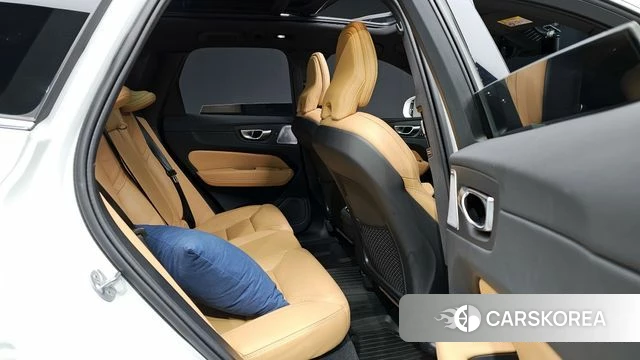 Volvo XC60 second Generation 2023 Белый из Кореи, фото 2