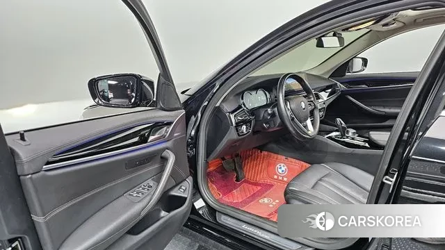BMW 5 Series (G30) 2018 Черный из Кореи, фото 2