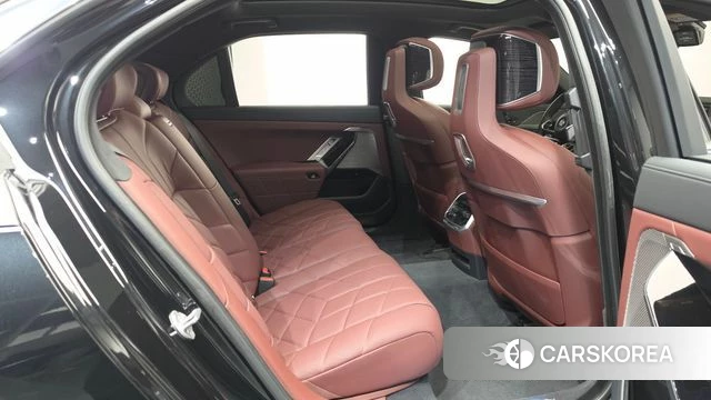 BMW 7 Series (G70) 2025 Черный из Кореи, фото 2