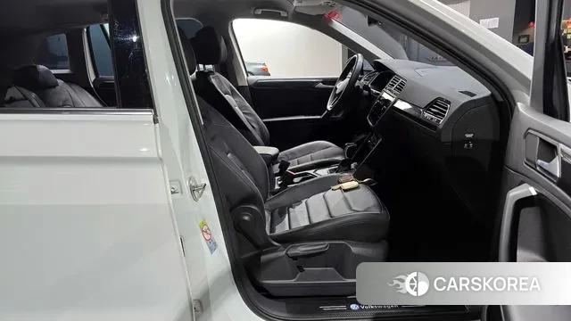 Volkswagen Tiguan second Generation 2021 Белый из Кореи, фото 2