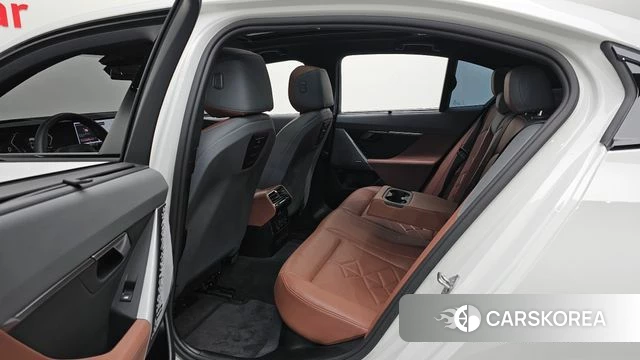 BMW 5 Series (G60) 2024 Белый из Кореи, фото 2