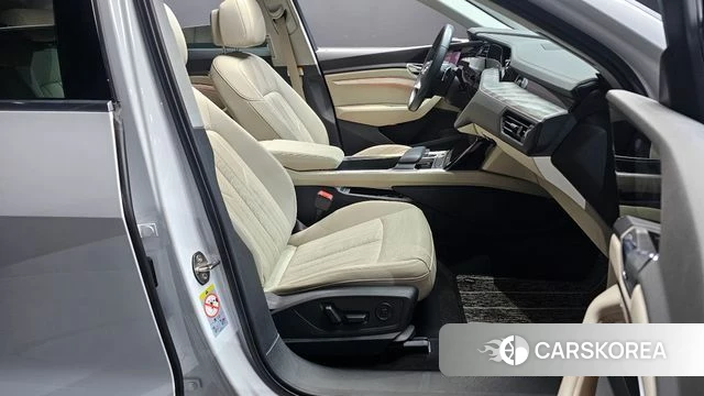 Audi e-Tron 2022 Белый из Кореи, фото 2