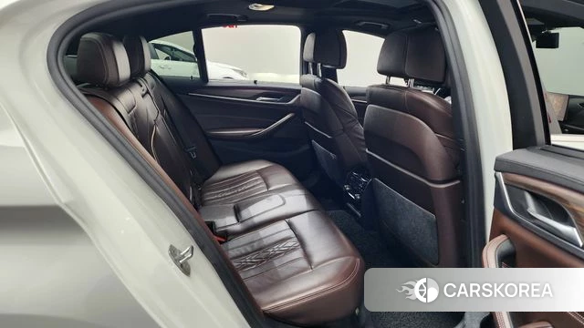 BMW 5 Series (G30) 2018 Белый из Кореи, фото 2