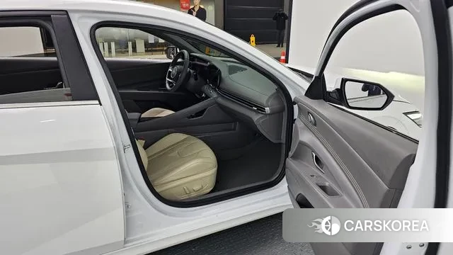 Hyundai The New Avante (CN7) 2023 Белый из Кореи, фото 2