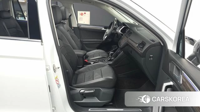 Volkswagen Tiguan Allspace 2023 Белый из Кореи, фото 2