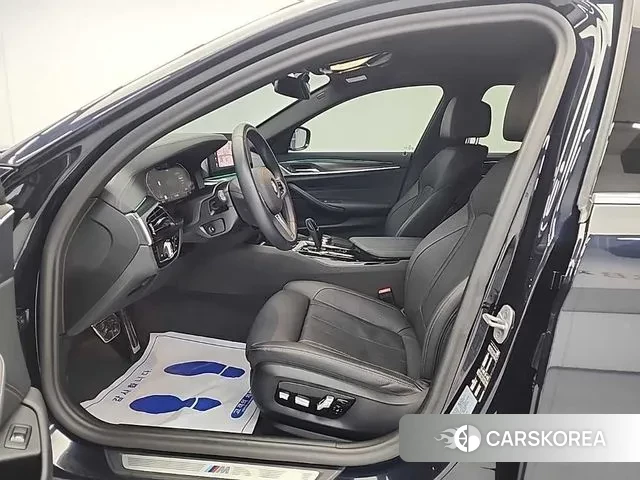 BMW 5 Series (G30) 2023 Черный из Кореи, фото 2