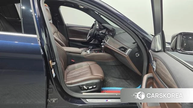 BMW 5 Series (G30) 2020 Черный из Кореи, фото 2