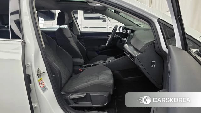Volkswagen Golf 8th Generation 2022 Белый из Кореи, фото 2