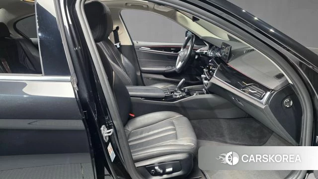 BMW 5 Series (G30) 2018 Черный из Кореи, фото 2