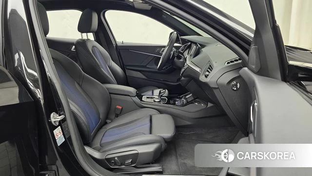 BMW 1 Series (F40) 2024 Черный из Кореи, фото 2