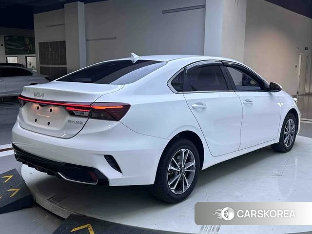 Kia K3 2023 Белый из Китая, фото 2