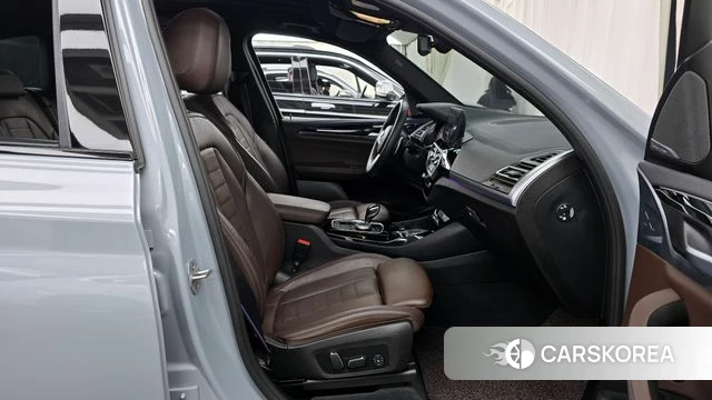 BMW X3 (G01) 2024 Светло-серебряный цвет из Кореи, фото 2