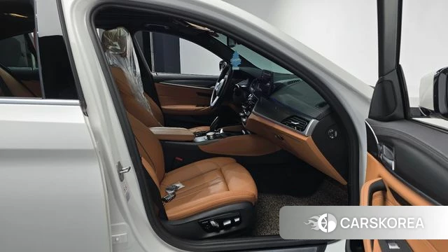 BMW 5 Series (G30) 2022 Белый из Кореи, фото 2