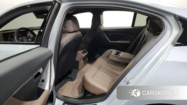 BMW 5 Series (G60) 2023 Цвет галактики из Кореи, фото 2