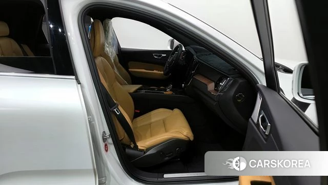 Volvo XC60 second Generation 2023 Белый из Кореи, фото 2