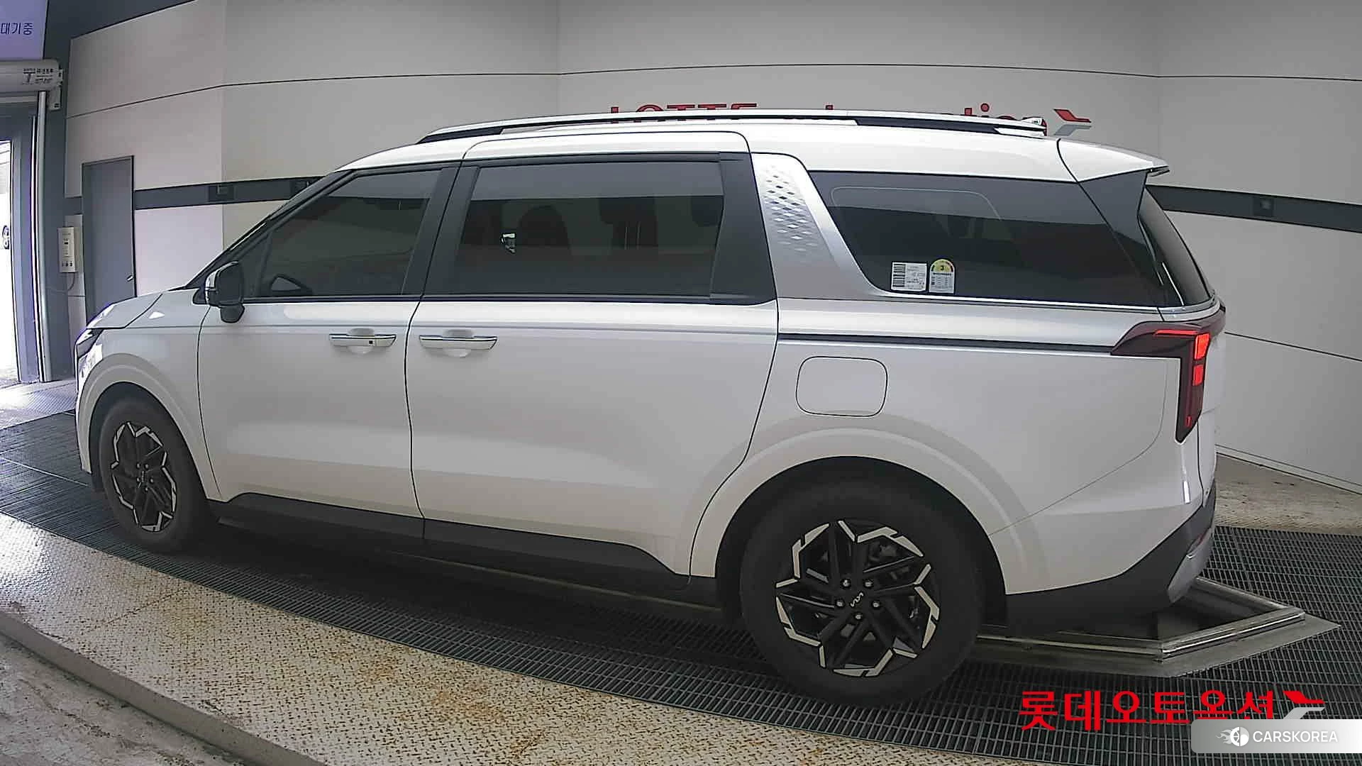 Kia Carnival 2024 Snow White Pearl из Кореи, фото 2