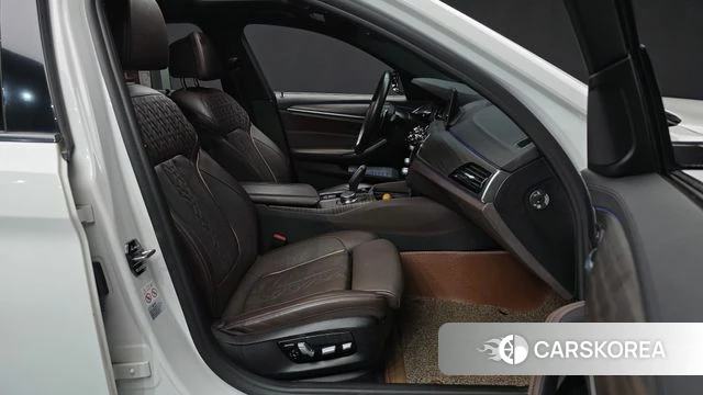 BMW 5 Series (G30) 2018 Белый из Кореи, фото 2