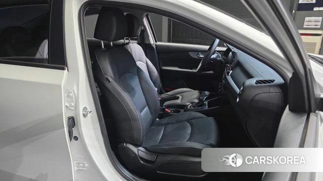 Kia The New K3 2nd generation 2023 Белый из Кореи, фото 2