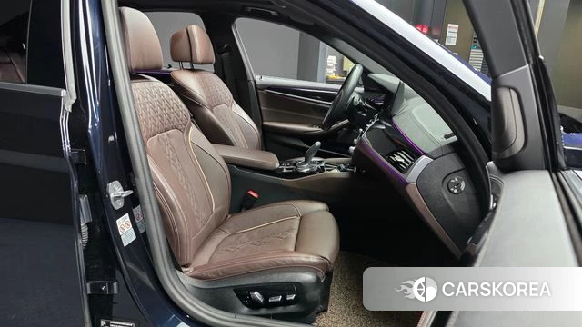 BMW 5 Series (G30) 2023 Черный из Кореи, фото 2