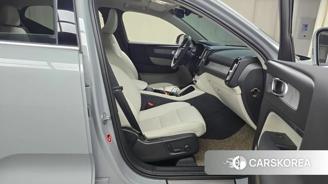 Volvo XC40 2024 Серебристо-серый из Кореи, фото 2