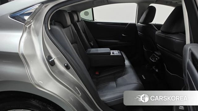 Lexus ES300h 7th generation 2021 Песочный из Кореи, фото 2