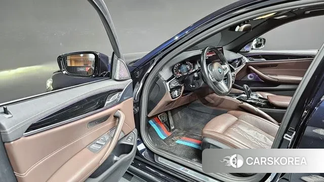 BMW 5 Series (G30) 2022 Черный из Кореи, фото 2