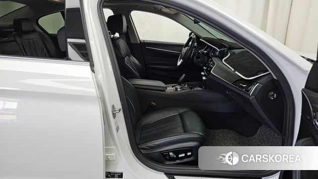 BMW 5 Series (G30) 2018 Белый из Кореи, фото 2