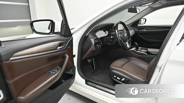 BMW 5 Series (G30) 2019 Белый из Кореи, фото 2