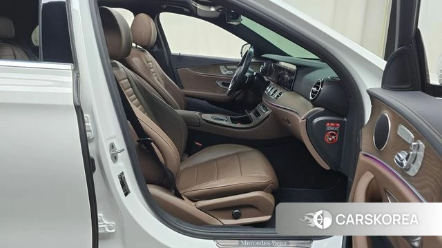 Mercedes-Benz E-Class W213 2021 Белый из Кореи, фото 2