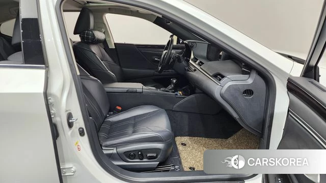 Lexus ES300h 7th generation 2018 Белый из Кореи, фото 2