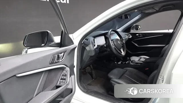 BMW 1 Series (F40) 2021 Белый из Кореи, фото 2