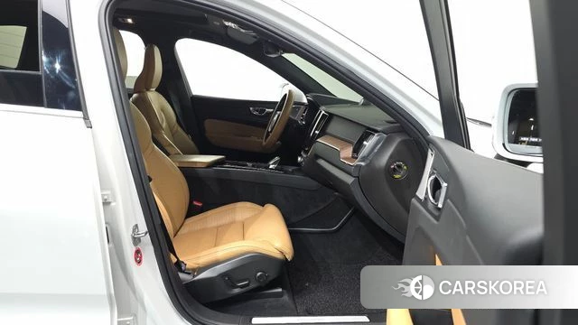 Volvo XC60 second Generation 2020 Белый из Кореи, фото 2