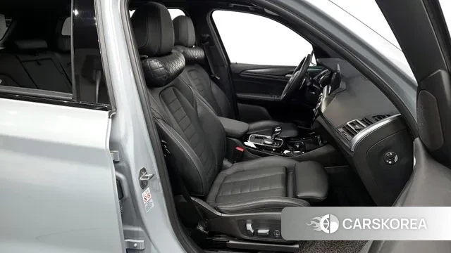 BMW X3 (G01) 2023 Светло-серебряный цвет из Кореи, фото 2