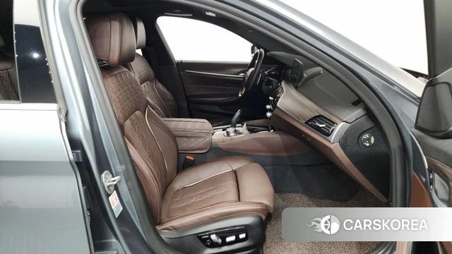 BMW 5 Series (G30) 2018 Светло-серебряный цвет из Кореи, фото 2