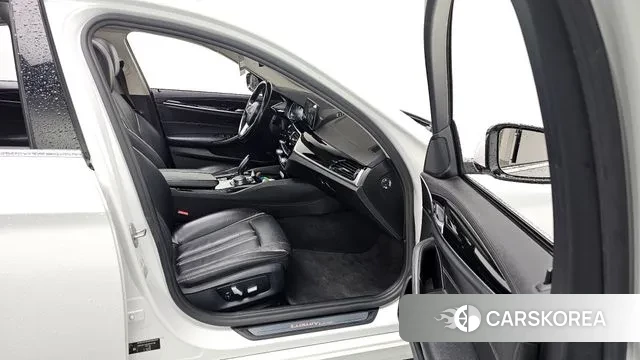 BMW 5 Series (G30) 2018 Белый из Кореи, фото 2