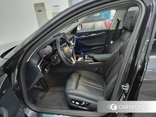BMW 5 Series (G30) 2022 Серый из Кореи, фото 2