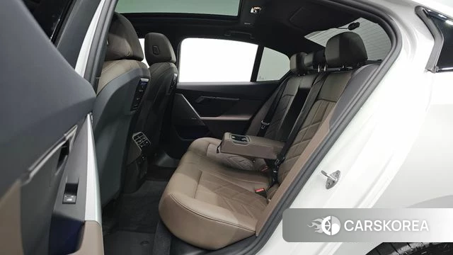 BMW 5 Series (G60) 2025 Белый из Кореи, фото 2