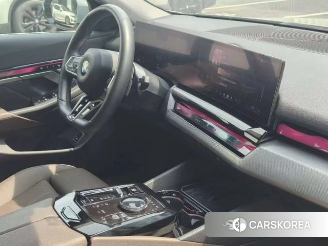 BMW 5 series (imported) 2025 Серебристо-серый из Китая, фото 2