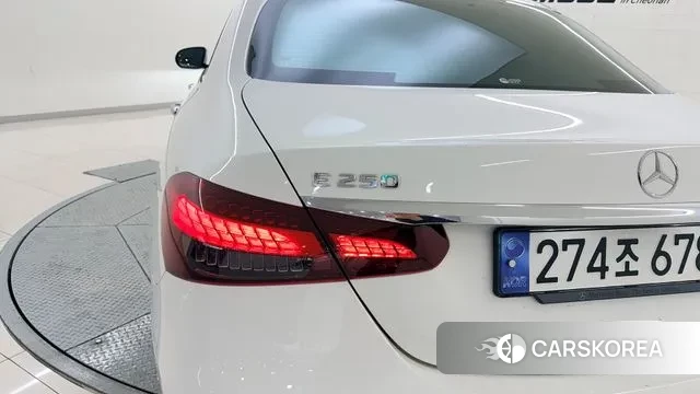 Mercedes-Benz E-Class W213 2022 Белый из Кореи, фото 2