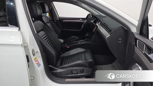 Volkswagen Passat GT (B8) 2021 Белый из Кореи, фото 2