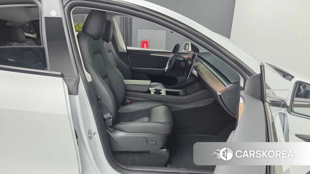 Tesla Model Y 2023 Белый из Кореи, фото 2