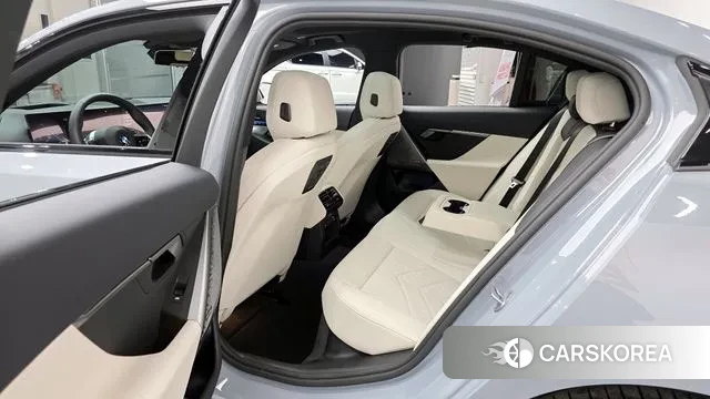 BMW 5 Series (G60) 2025 Небесно-голубой из Кореи, фото 2