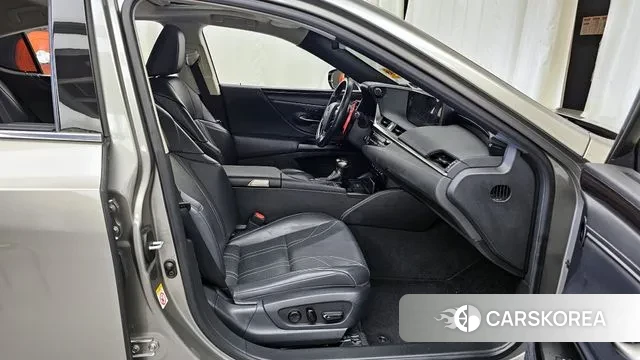 Lexus ES300h 7th generation 2018 Песочный из Кореи, фото 2