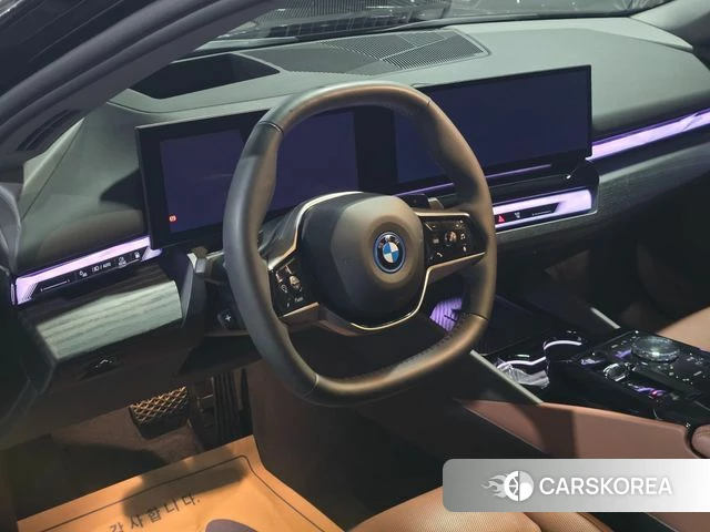 BMW 5 Series (G60) 2025 Черный из Кореи, фото 2