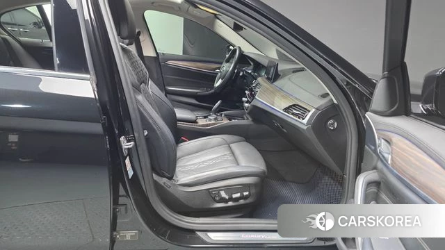 BMW 5 Series (G30) 2019 Черный из Кореи, фото 2