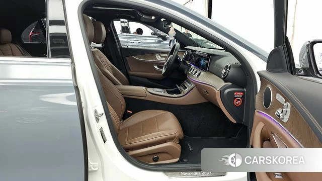 Mercedes-Benz E-Class W213 2022 Светло-серебряный цвет из Кореи, фото 2