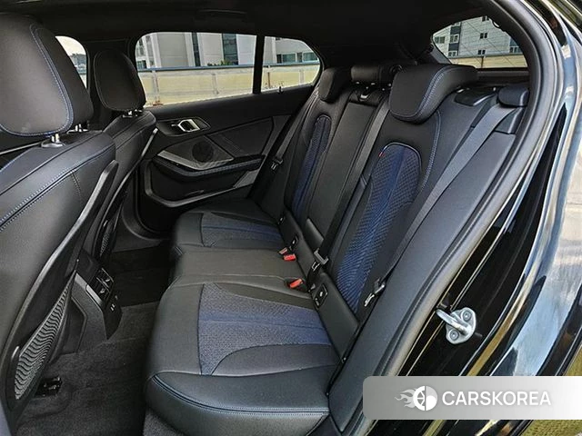 BMW 1 Series (F40) 2023 Черный из Кореи, фото 2