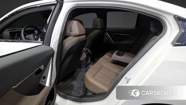 BMW 5 Series (G60) 2025 Белый из Кореи, фото 2