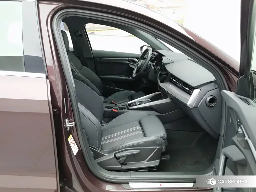 Audi A3 2023 Red/purple из Китая, фото 2