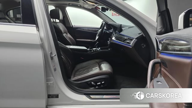 BMW 5 Series (G30) 2018 Белый из Кореи, фото 2